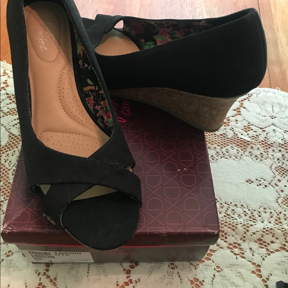 Deflect comfort Black Peek a Boo Wedges